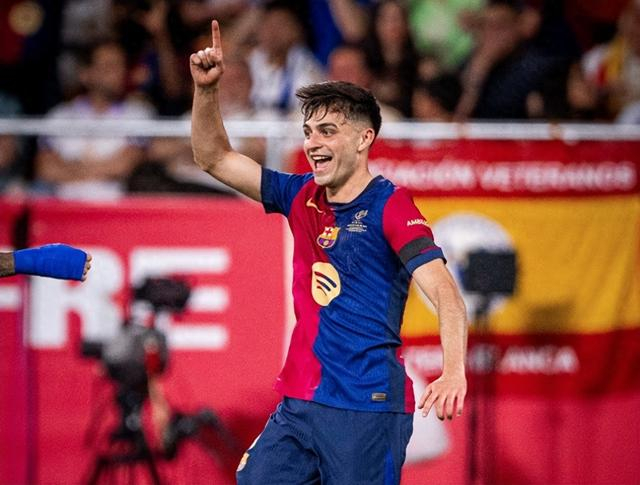 詹姆斯高空接力扣篮，点燃全场